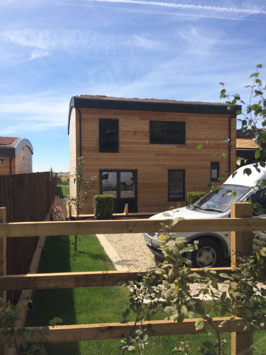 AthenaTelecom's tweet image. Current Project: Absolutely Beautiful houses, looking over the lovely countryside in Birdlip. #Modern #architecture