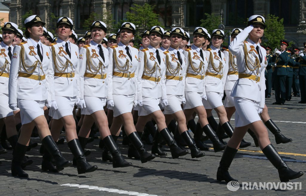 мини юбке Военнослужащие девки в мини юбки