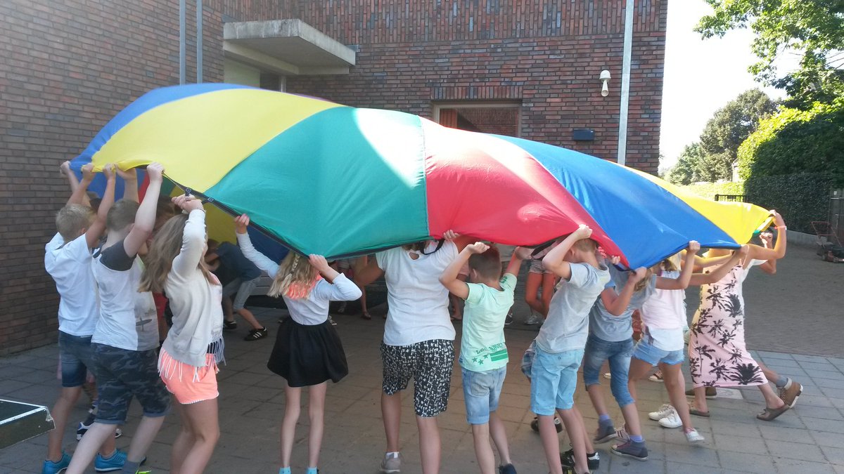 BsDeSprongh's tweet photo. Verjaardag juf Sanne, opening thema, samenwerken, talenten, lekker weer. Wat een heerlijke dag! https://t.co/EZLPirIPnJ