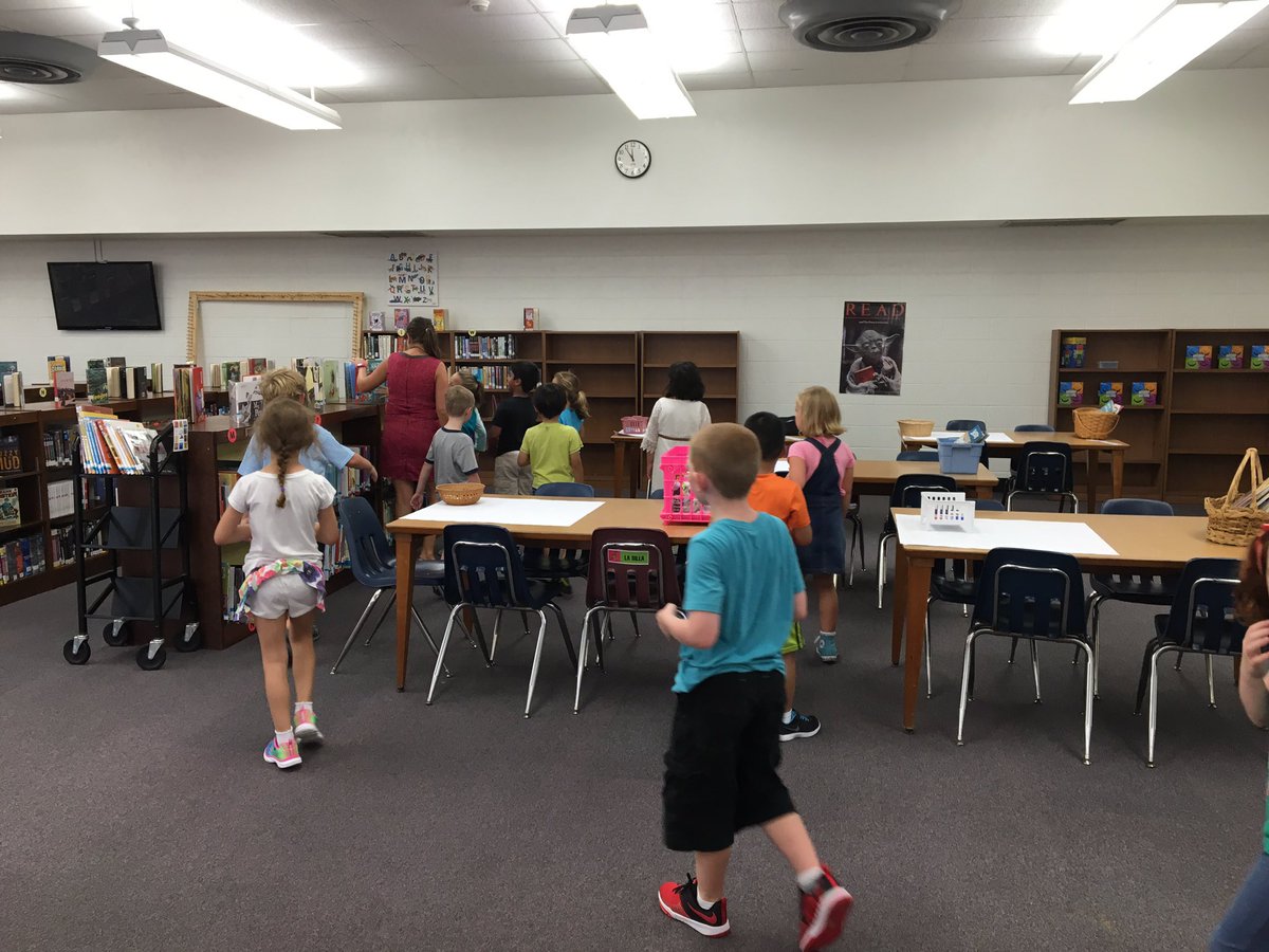 Principal4GT's tweet image. @abgerman greets2nd graders @2ndWithScott for a genre Taba #greatinstruction @BrickellAcademy #ODS