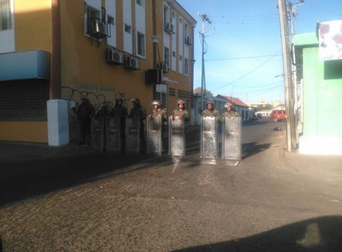 Reportan bloqueo de vías hacia varias sedes regionales del CNE (+Fotos) Venezuela CrwBFYlXgAAEL8L