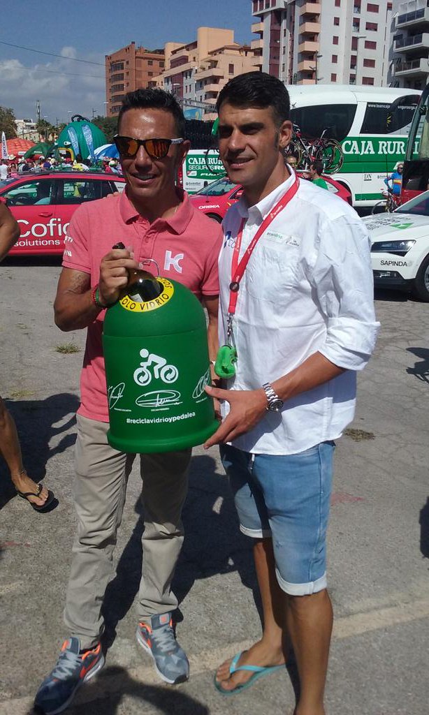 Tormntaperfecta's tweet photo. @pedrodelgadoweb Dos Campeones reciclando https://t.co/LanzMF7s05
