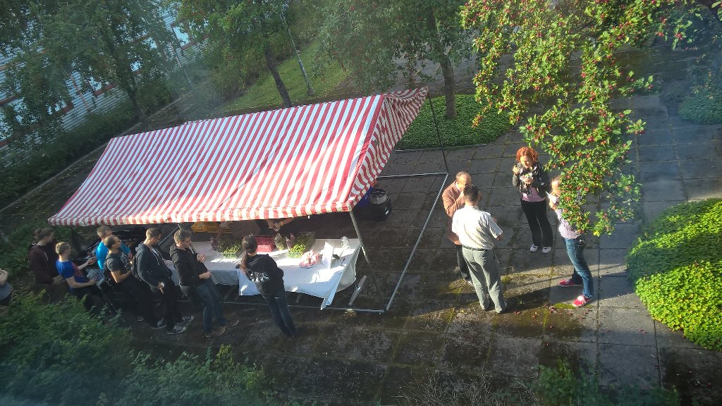 SatuKantti's tweet image. Ulkoruokintaa #TUTLab avajaisissa @TampereUniTech