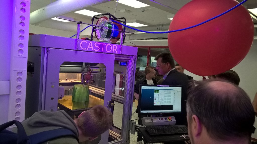 SatuKantti's tweet image. Avaruusteknillinen kerho Castorin Megaprintteri (opiskelijoiden rakentama 3D-tulostin kerää huomiota #tutlab