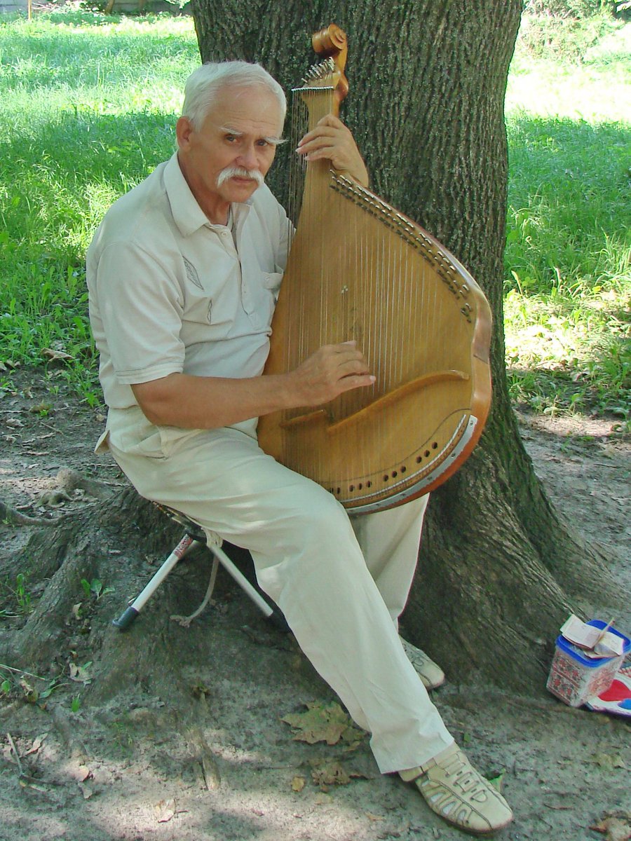 MIgorIv's tweet image. В почти безоюдном парке Харькова дядька с бандурой любезно разрешил сделать пару снимков.