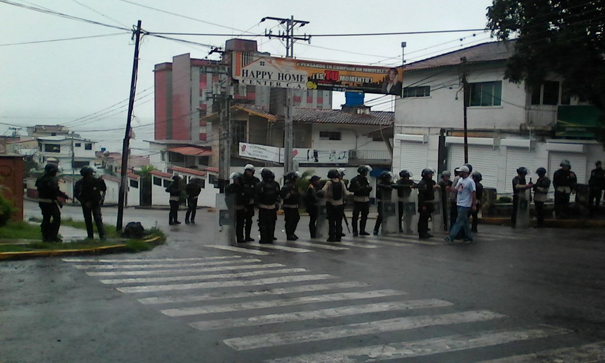 Reportan bloqueo de vías hacia varias sedes regionales del CNE (+Fotos) Venezuela CrwRxgqXEAAq8K0