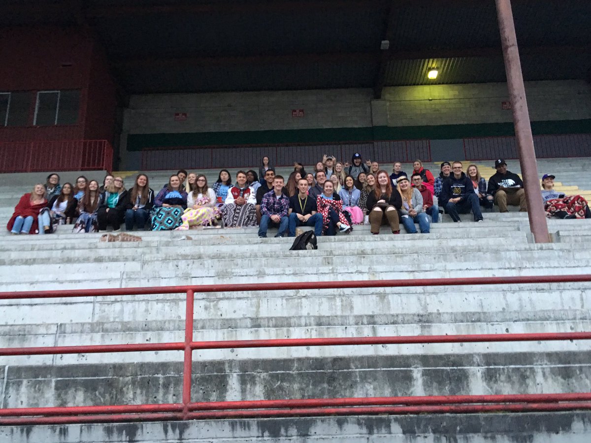 LaurenGhosn's tweet photo. GOOD MORNING AND HAPPY FIRST DAY FROM YOUR SENIOR CLASS MPHS ❤️💛 https://t.co/hTFoN4VBEE