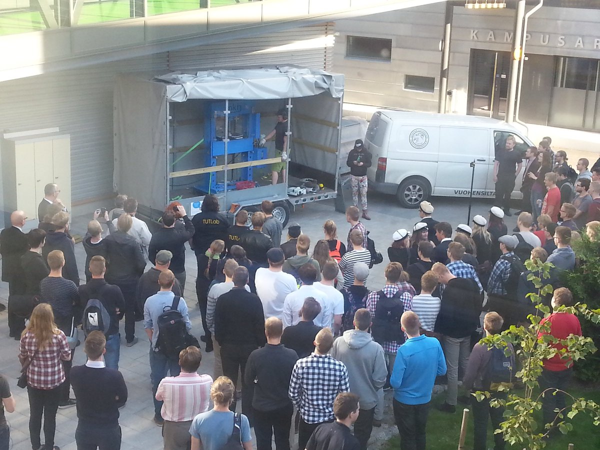 SatuKantti's tweet image. Hydraulic Press Channel guy crushing stuff at @TampereUniTech campus, #TUTLab