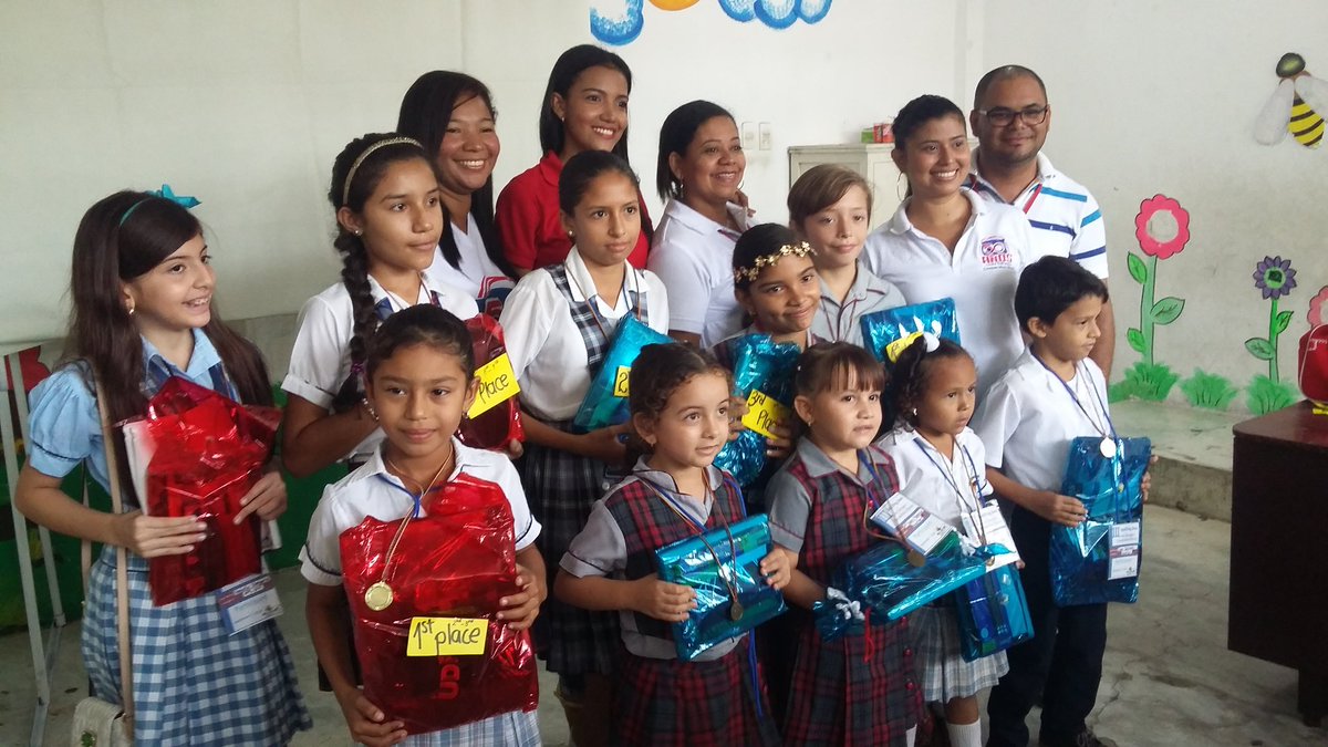 lisacomix's tweet photo. Culmina Spelling Bee @lisacomix. Organizadores y estudiantes de primer lugar. Felicitaciones! https://t.co/WTfOzswMRU