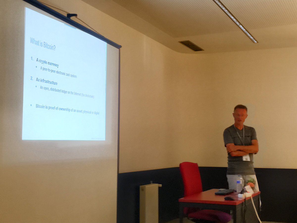 mariusjoh's tweet photo. @sveinol presenting bitcoin, arguing link (validation-wide) between blockchain and smart cities #eGov2016 https://t.co/bK5njzth8D