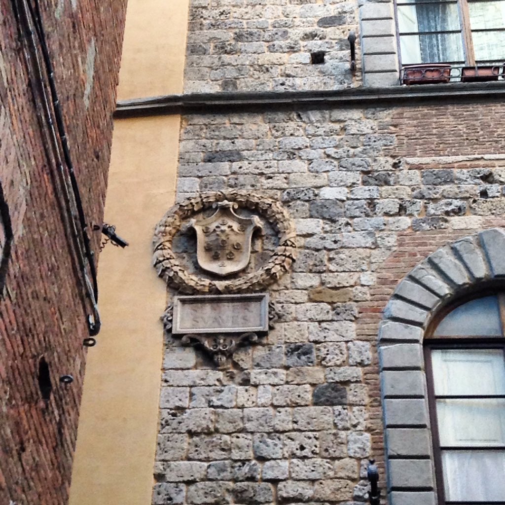 amisaba's tweet photo. #siena365 #7settembre2016 #giorno250 Stemma della famiglia Bargagli in Via dei Termini #EnjoySiena https://t.co/LxhuEom1Ws