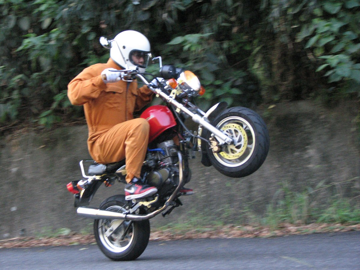 レッド Ar Twitter 私のバイクかっこいいと言ってくれる人rt ホンダのエイプ50です