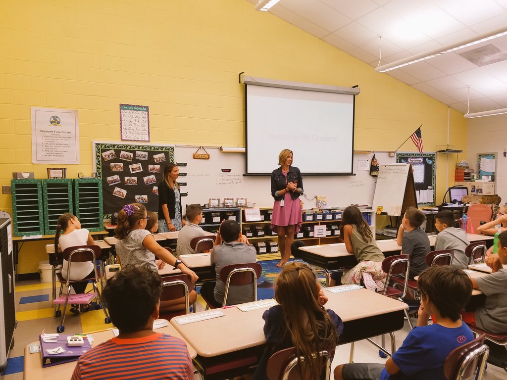 NLSLSupervisor's tweet image. 4 teachers r better than 1! #learningstudios @wfschool @MissMeisnerwfs @MissSaboWFS @msdansberry