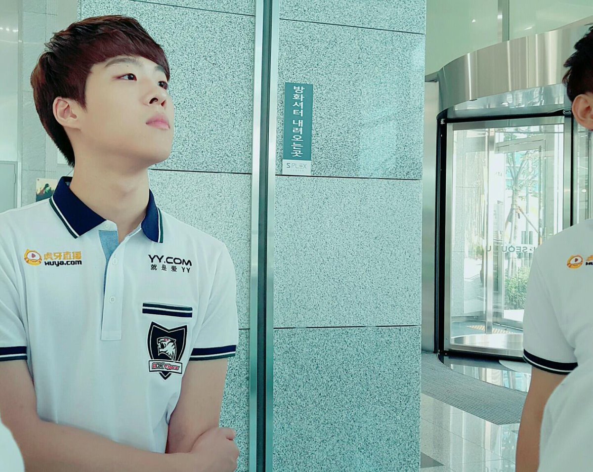 For_SMEB's tweet photo. 불을 끄고 누웠다
그리움에도 스위치가 있으면 좋겠다고 생각하는 밤

- 신용목, 만약의 생 https://t.co/NLk5oS95uG