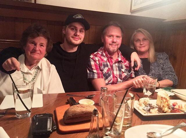 5SOSTumblrx's tweet image. michael with his family is the cutest thing ever