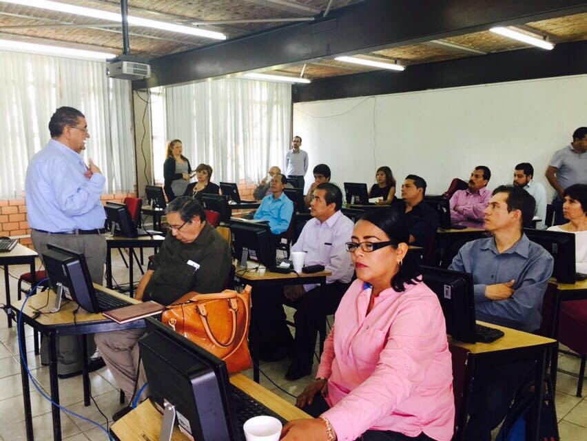 RomeroMenaFco's tweet photo. Un honor asistir con nuestro Srio. @pacoayon en el Taller de acompañamiento para docentes evaluados en desempeño. https://t.co/yJgKsDmr7h