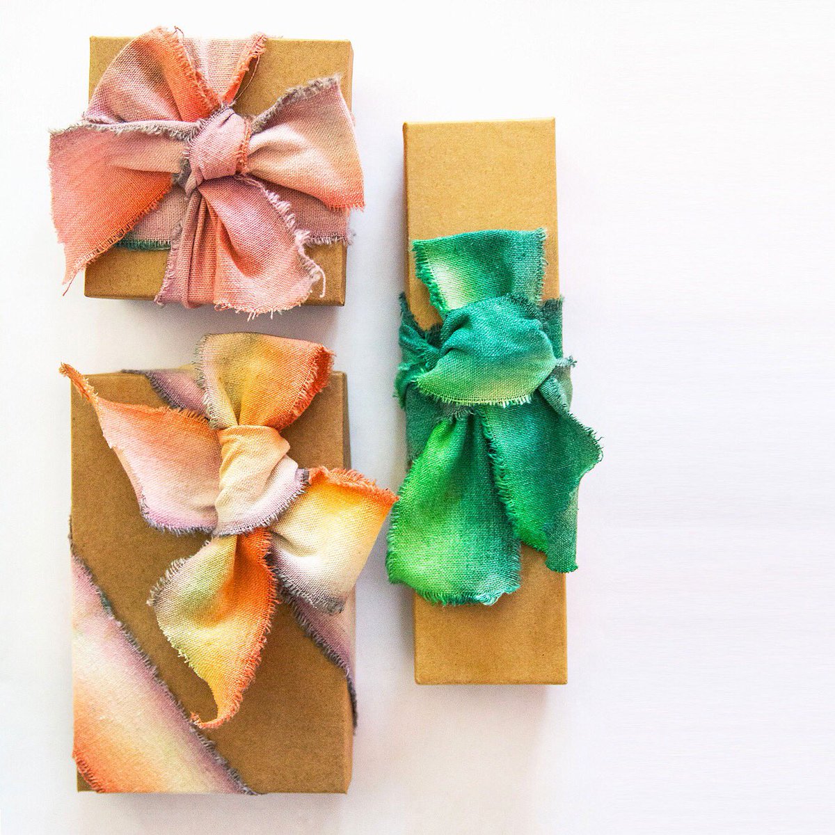 sisoosarah's tweet image. MAKE⭐️MAKE⭐️MAKE⭐️MAKE #makesomething #itfeelsgood 🙏🏼 Dip-dyed ribbon DIY on the blog.🎀 bit.ly/1T8l4hQ