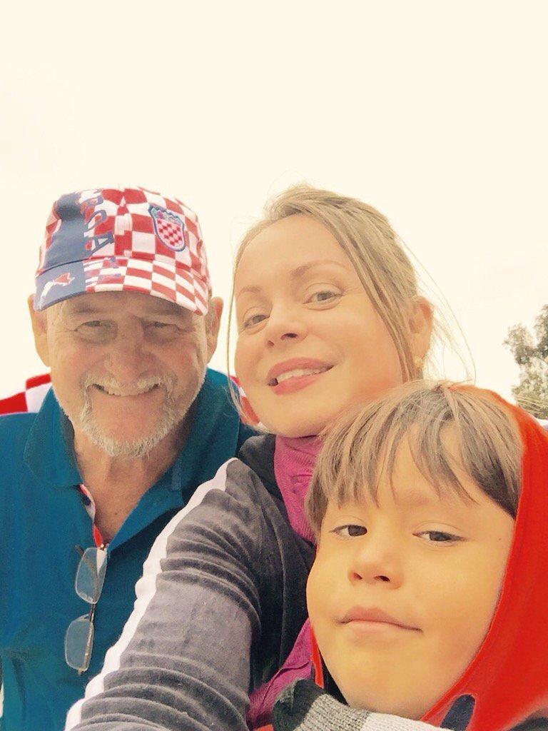 MartaRadelic's tweet photo. @casimirospanic feliz cumpleaños don Casimiro! Bendiciones,besos y abrazos desde Croacia! 💐🎂🎉🎊🎈🙏😍😘 https://t.co/Pn81IFlS8n