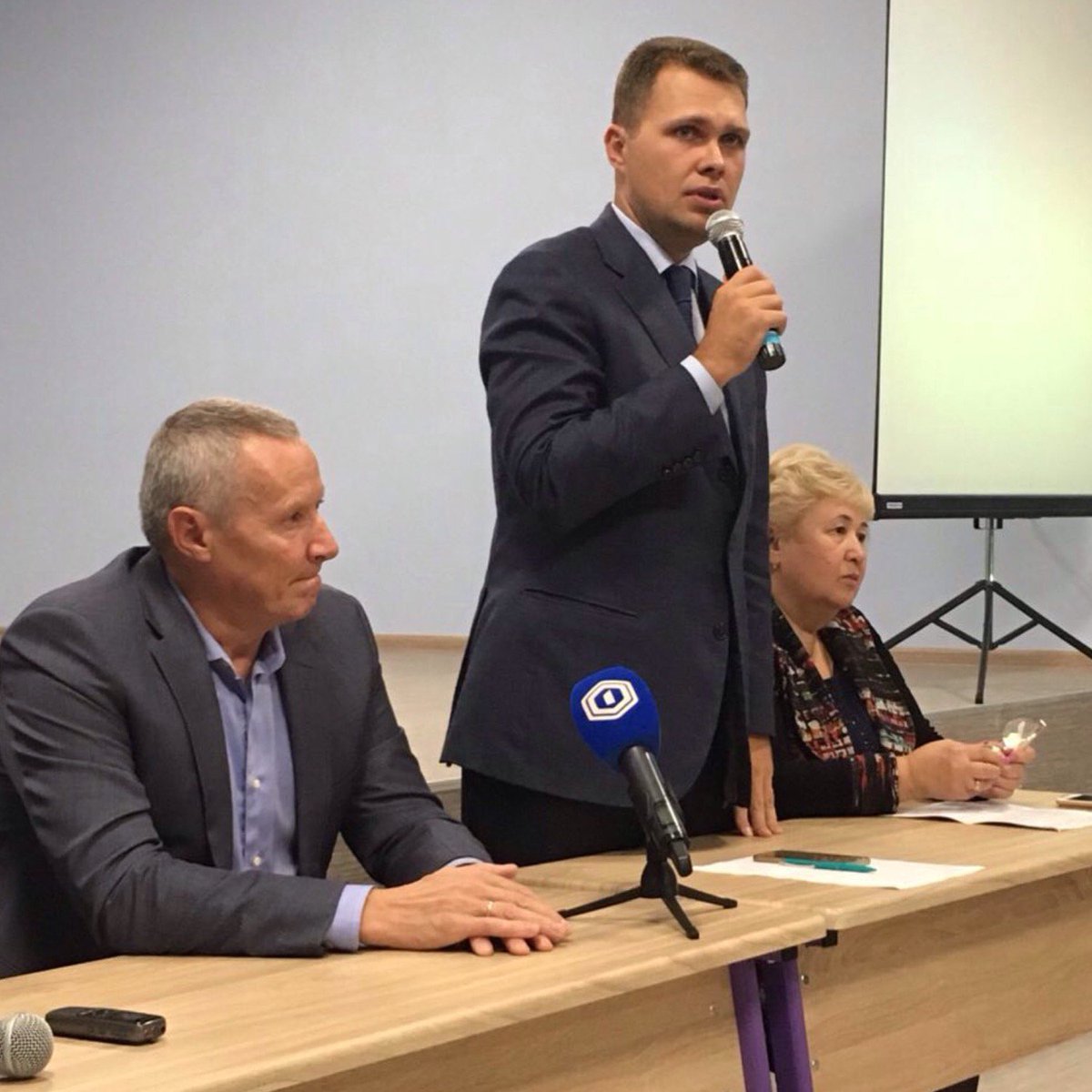 На общешкольном родительском собрании в школе #19 пос. Пироговский ответили на вопросы учителей и родителей.#Мытищи