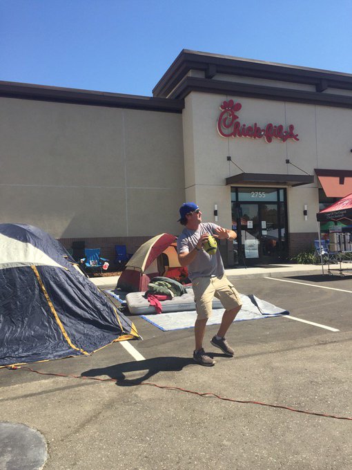 People camped outside Chick Fil A waiting for it to open tomorrow 😂😂😂😂😂 https://t.co/B3GcOeeJck<a href="/tag/mvsales"class="tags"><span>#mvsales</span></a>