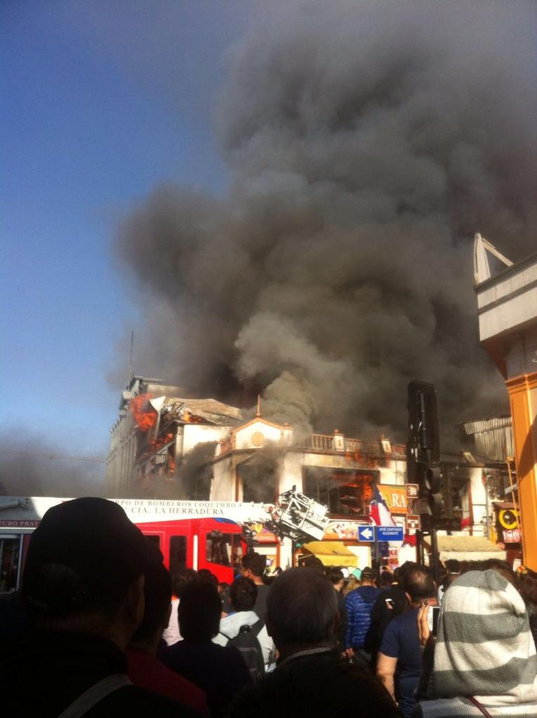 Sigue descontrolado él incendio en aldunate con portales sector centro varios locales comerciales destruidos.
