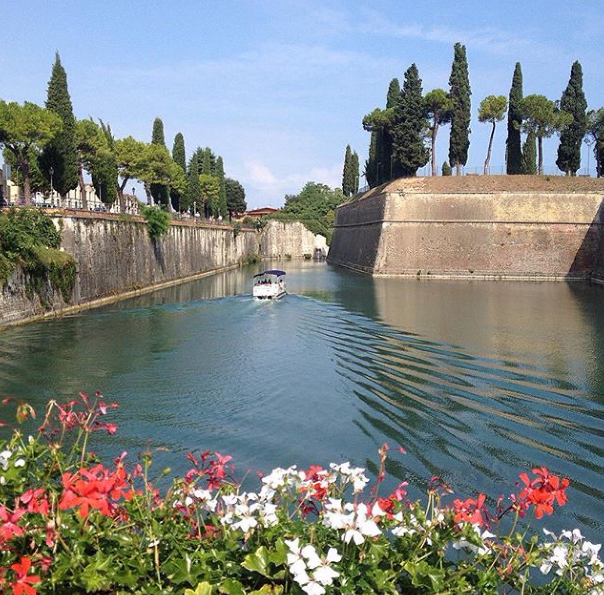 Peschiera_sun's tweet photo. Take a scenic boat tour while learning the important history of Peschiera’s fortified walls. https://t.co/F4ipnelH9z