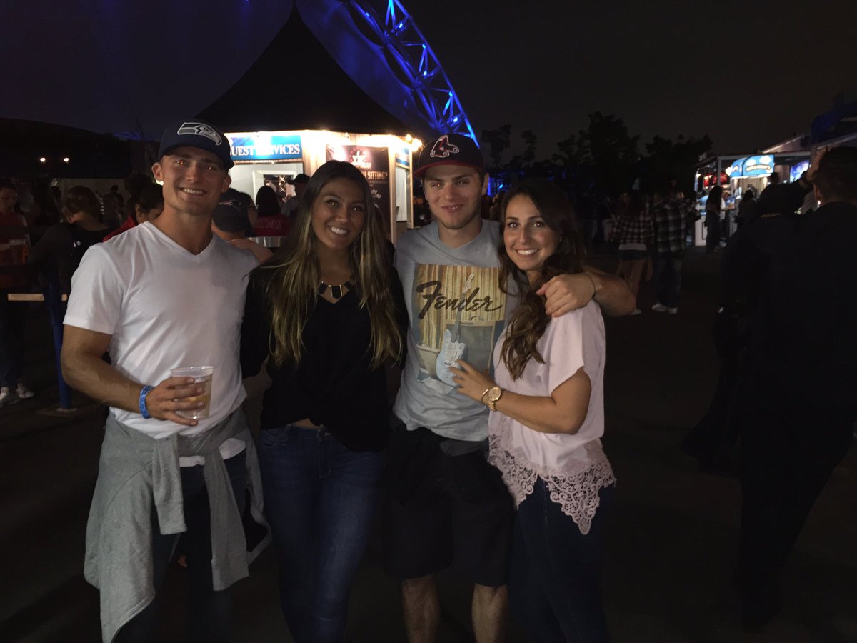 15keljones's tweet photo. Lumineers with our Boston girls https://t.co/q0LXXReQJu