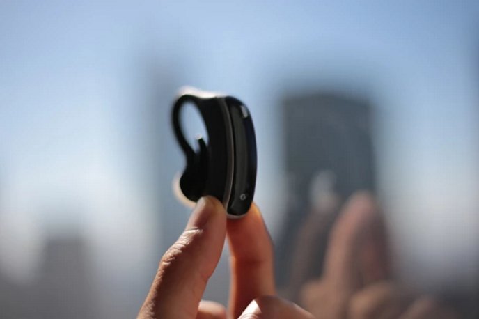 Indiegogo's tweet image. Snore-no-more. This tiny device will save you from many sleepless nights: hubs.ly/H04ft250 @SnoreCircle