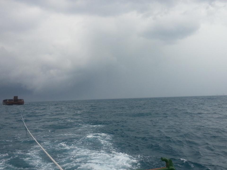 ayahakila's tweet photo. Cuaca mendung di seputran kepulauan seribu. Gelombang 1.5 meteran. https://t.co/VxV5BfYD67