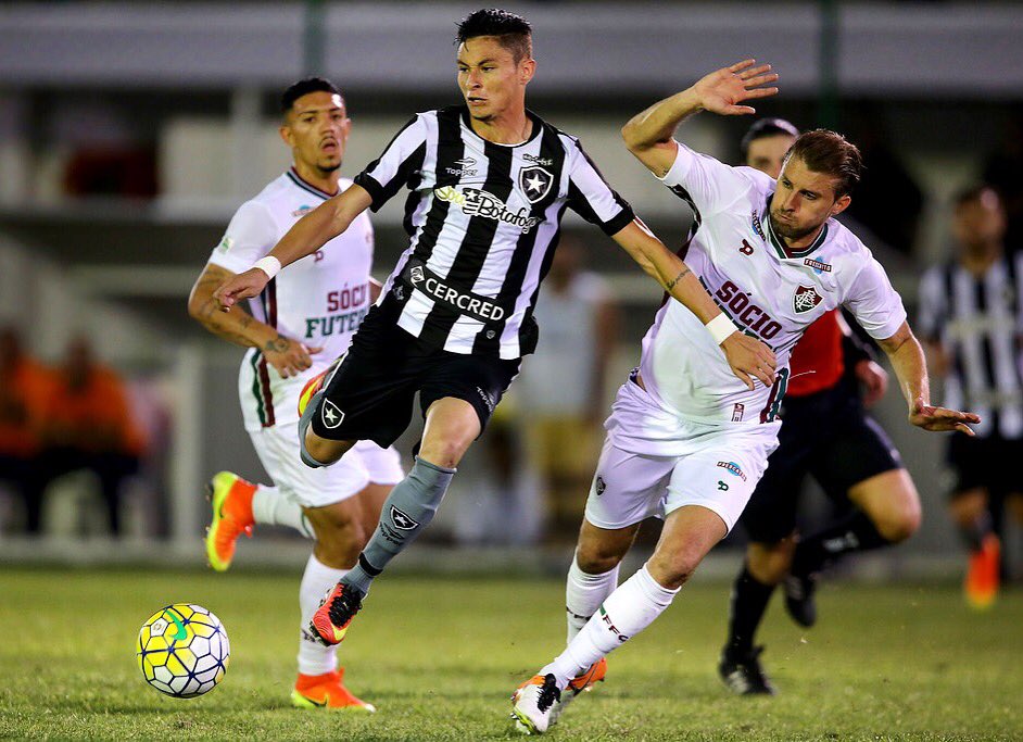 diogobarbosa36's tweet photo. Vencer é muito bom, vencer um clássico é melhor ainda! #pracimafogo #Deusnocomando #olhaobotafogosubindo https://t.co/WfyWNgAtGm