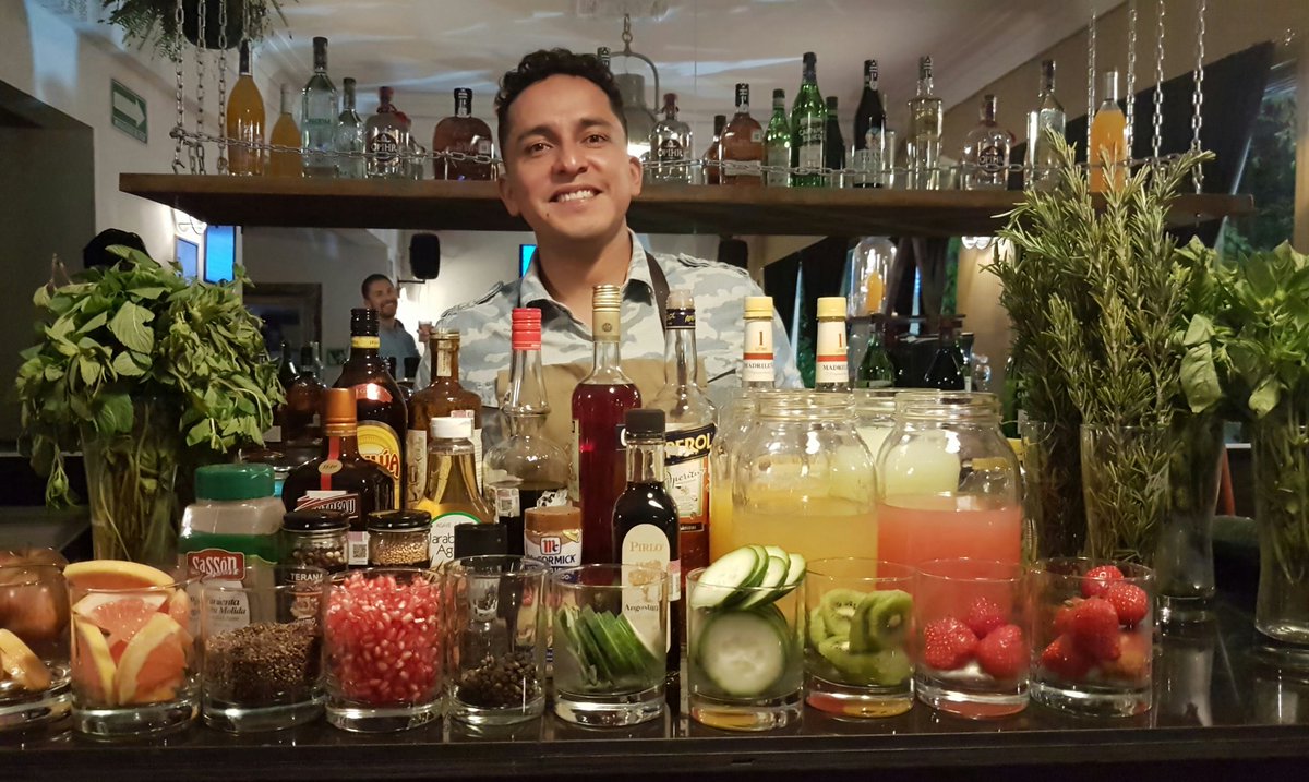 FoodHunterMex's tweet image. Lista para iniciar #TheMixologyExperience by @marintergourmet en @Dusknapoles 
🍸 Saludsita 🍸
#Athanor #Labsession