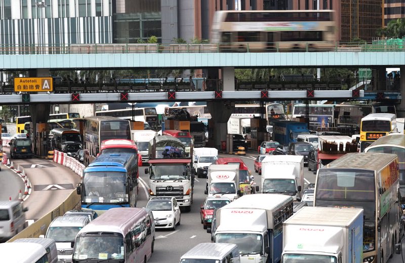 拖泥帶水是政府典型的辦事作風。紅磡海底隧道堵車問題日益嚴重，疏導交通刻不容緩。但運輸署官員卻一拖再拖，給社會樹立了一個壞榜樣，最近他們更說要再聘請顧問研究如何解決問題。buff.ly/2bVaiAf
