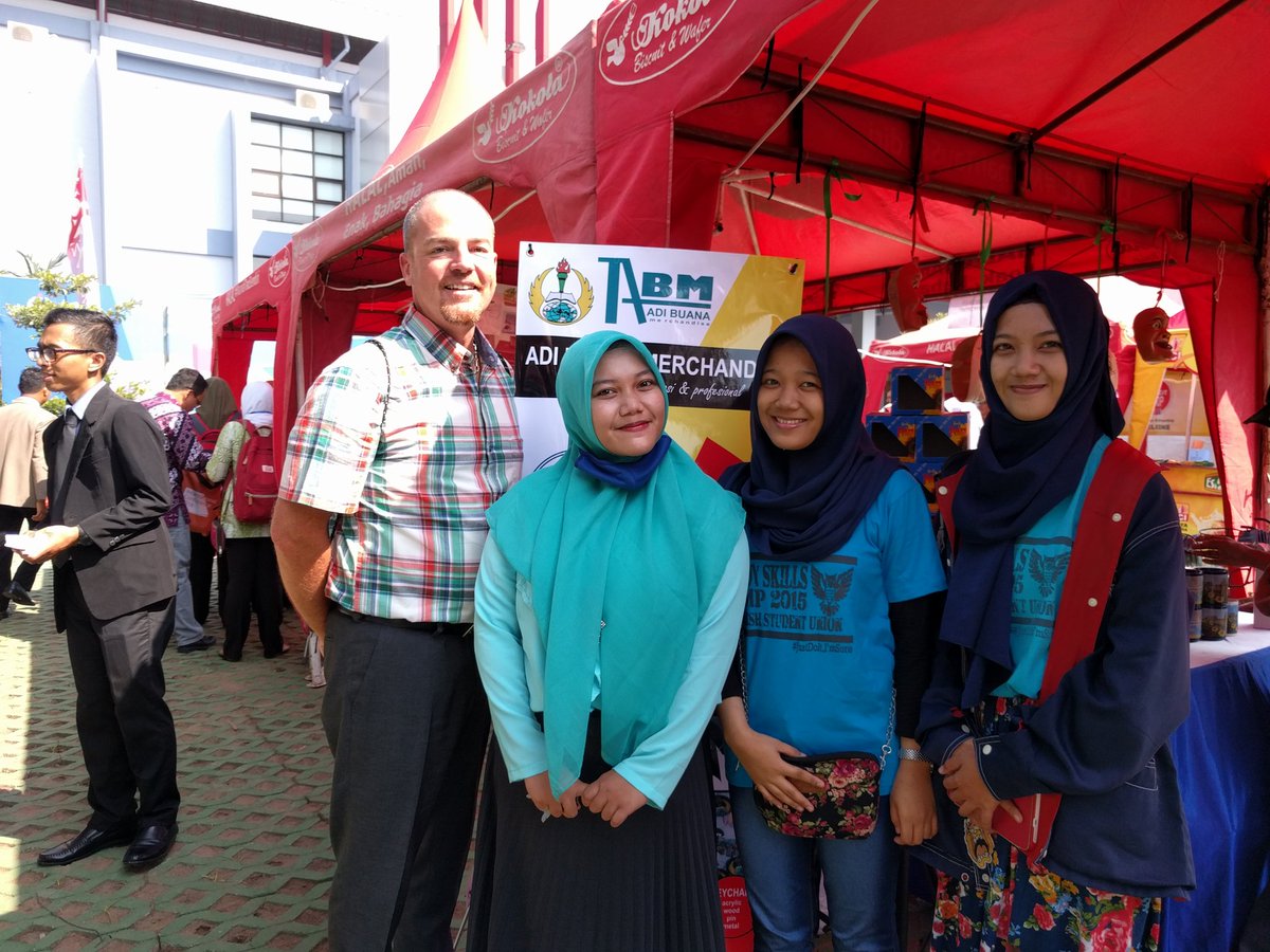 gotanda's tweet photo. Met some nice students selling university goods. Might need a #TEFLIN souvenir. https://t.co/1Z3BEU68Ud
