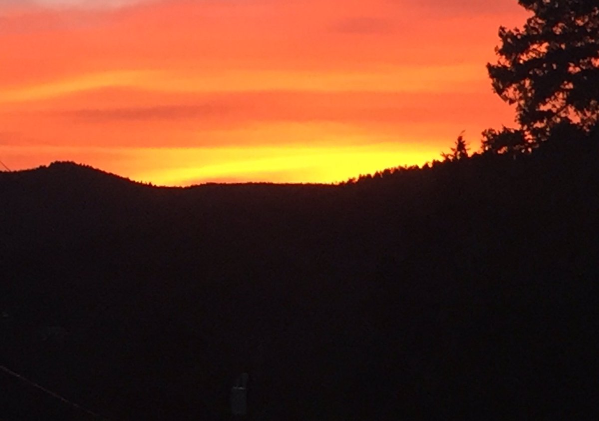deidreack's tweet photo. #9NEWS Evergreen Sunset https://t.co/PjDpgPpjau