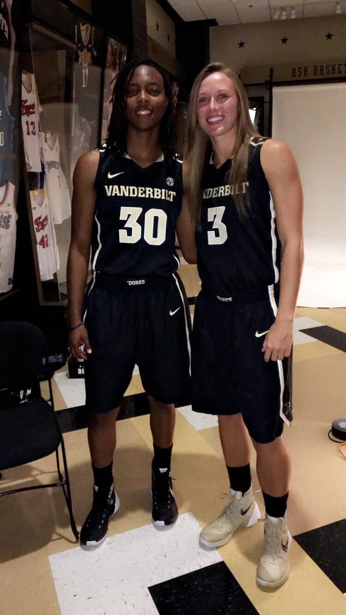 Rachel_Bell_3's tweet photo. Repping Dickson County and finally playing together 🙌🏼🏀 #AnchorDown https://t.co/02SQR8MLn8
