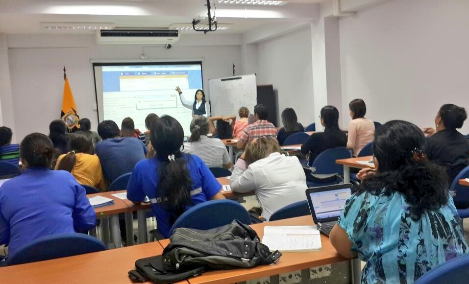 SRIoficialEc's tweet photo. #SRIzonal4 capacita a contribuyentes de #Portoviejo sobre llenado del #Formulario104 con tarifa de #IVAtemporal https://t.co/llrJfofyxj