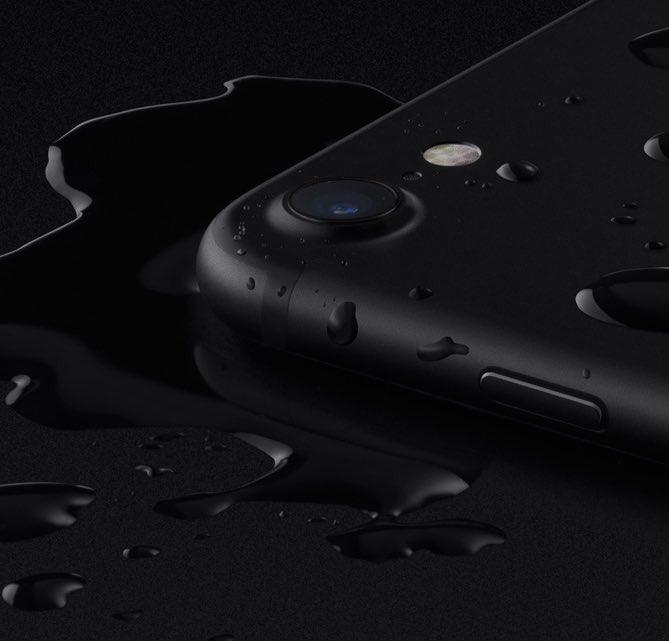 Uperifericos's tweet photo. Isso mesmo pessoal, o novo iPhone foi construído para ser resistente à água. #apple2016 #amotecnologia #WWDC https://t.co/LNAexWhbUI