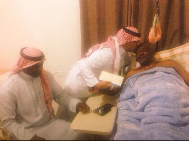 m9_magdy's tweet photo. #صور  #ماجد_عبدالله
ماجد يزور زميلة حارس النصر #سالم_مروان والمهندس احمد الخراشي يقدم شيك https://t.co/X2bMR4DlZh