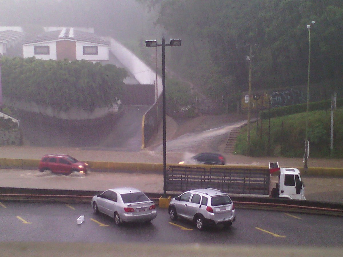 MaquinaDelAire's tweet photo. via @ quikrafa: #lluvia km 21 carretera panamericana frente a la cascada https://t.co/fEW85fLEX7