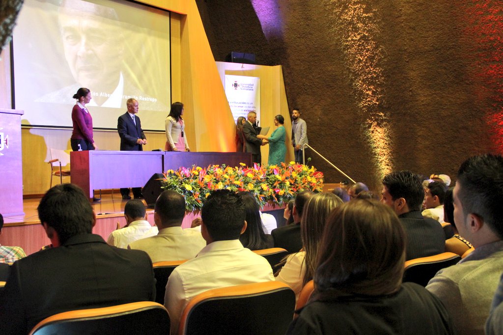 upbcolombia's tweet photo. Estamos en el Homenaje a Estudiantes y Docentes Distinguidos, reconociendo la calidad académica de la #ComunidadUPB https://t.co/ghi3BTX1VZ
