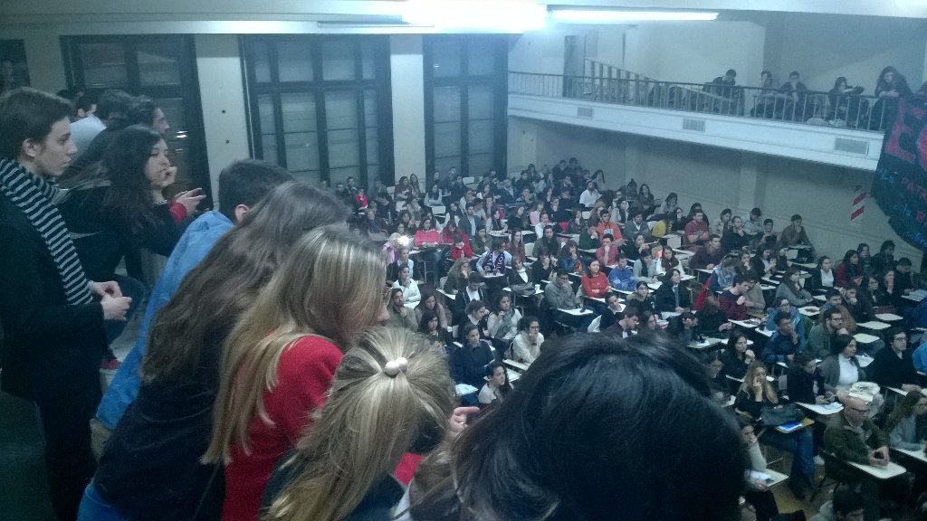 EcosUNLP's tweet photo. Ya empieza el tercer eje en el Aula Mercader repleta ... en minutos la palabra de Zaffaroni!!! https://t.co/2cvVfx9ciy