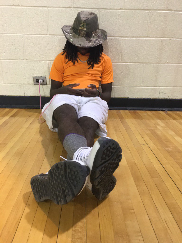 SJHSOracleNews's tweet photo. Just chillin! #lifeasasenior #classof2017 @AthDp2 https://t.co/3AzUPg1GPl