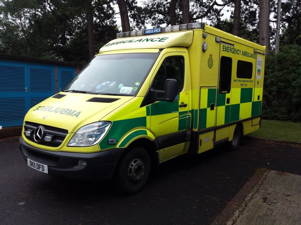 NWAmb_ChrisH's tweet photo. Be aware of your your surroundings Break carefully,indicate left, pull over and stop Let that #Ambulance through 2/2 https://t.co/IzlOZlr9QV
