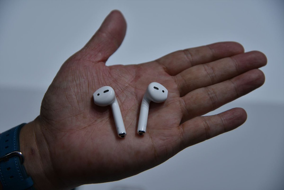 Apple社から発表されたワイヤレスイヤホン「AirPods」に「ダサい」「秒でなくすわ」などの声が - Togetter