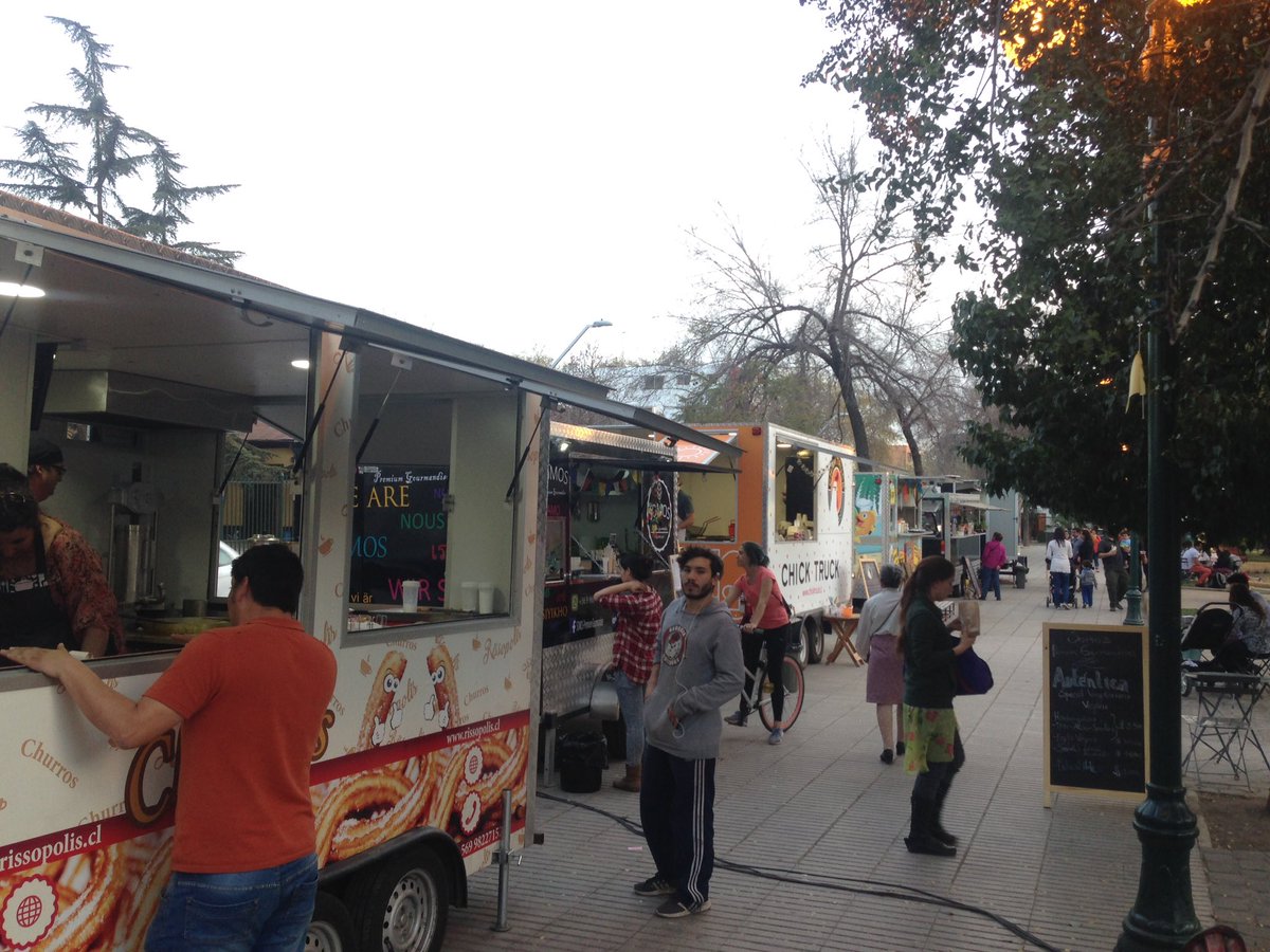 Rica tarde para disfrutar de rica #ComidaSobreRuedas a #PlazaNunoa #TraslaHuelladelosFoodTruckenChile <a href="/RevistaWiken/">Revista Wikén</a>