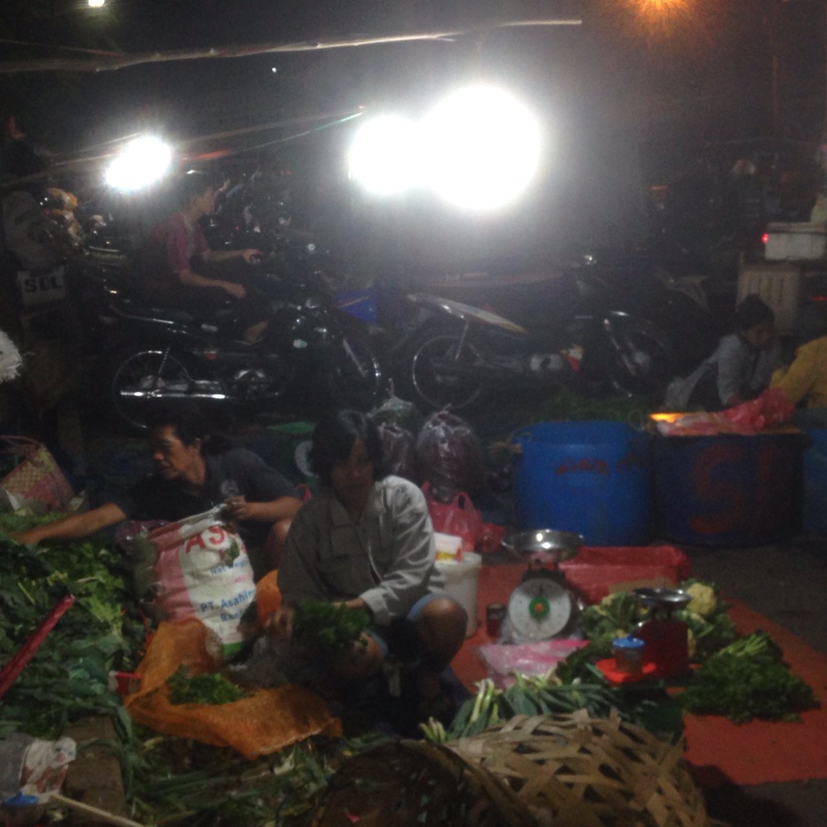 PujiNurwanto's tweet photo. Hirukpikuk Pasar Angso2Jambi selepas Subuh
Mengingatkan 11 tahun lalu saat domisili Jambi 2010-2005
#Jambi #angsoduo https://t.co/WgoXuSlETE