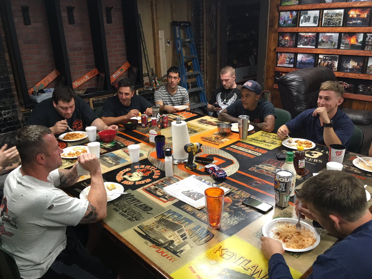 Full table, great meal and critiquing the days runs...@KentlandChief #greatfamily <a href="/BillyGoldfeder/">Billy Goldfeder</a> <a href="/FireHouse_Pride/">FireHouse Pride</a>