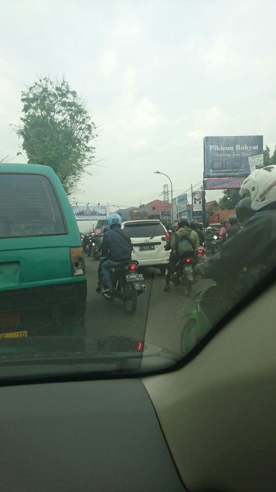 ammymiwmiw's tweet photo. Susah emg klo kesadaran berkendara tidak dimiliki pengendara,disuruh sejalur dikiri masih aja curi2 @PRFMnews https://t.co/hms4k3hnaP