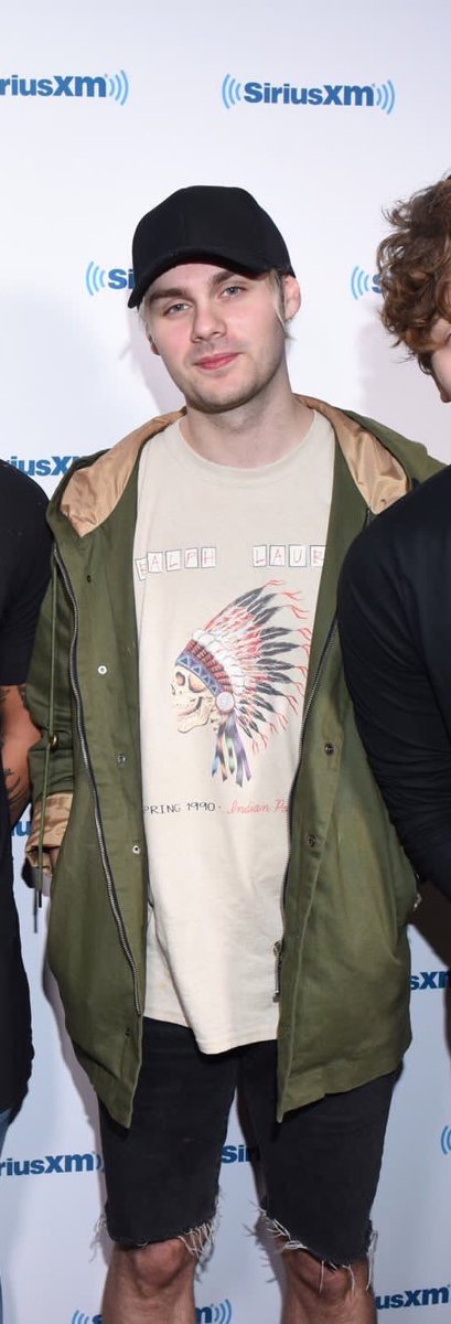 mgcappreciation's tweet photo. MICHAEL WHY ARE YOU WEARING JORTS ?!1?!11??!1? https://t.co/iZgblHRBVY