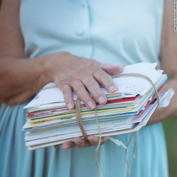 CNN's tweet photo. This couple's 'Notebook'-inspired photos are a testament to 57 years of true love https://t.co/OOcE1sWuAT https://t.co/jXNA5A14Je